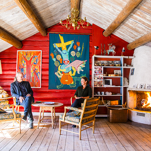 I den koselige stua i andre etasje skal Ela Monsen og Henry Sollis kunst- og håndverksprodukter stilles ut. Vegard og Tone har allerede samlet endel gjenstander og produkter, som for eksempel Elas store veggteppe og Henrys metallarbeider og treskjæringer. Denne stua var opprinnelig Ela og Henrys private stue, nå skal den åpnes for publikum.