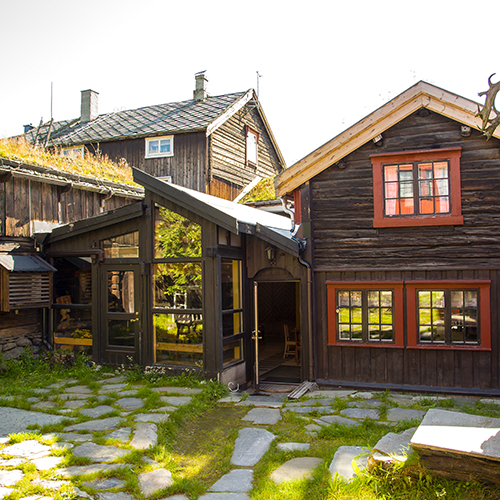 I 1973 bygde Ela og Henry en enkel vinterhage, med grusgulv og blomsterbed i bakgården. Arkitekt Seppo Heinoen tegnet om denne på 1990-tallet slik at den kan benyttes på helårsbasis.