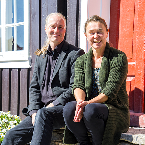 Vegard Lie og Tone Hjertenes på trappa utenfor Thomasgården. Paret har lagt ned en stor egeninnsats for å bevare Ela og Henrys hus.