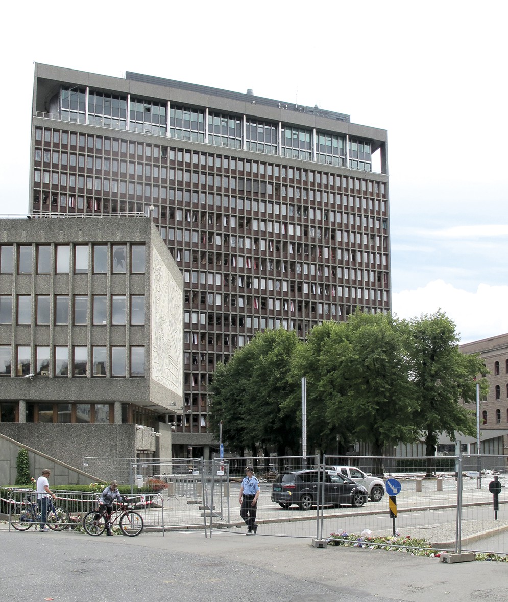 Regjeringskvartalet fotografert kort tid etter terrorangrepet 22. juli 2011. Høyblokka med Y-blokka foran til venstre. Foto: Tor Harald Frøyset