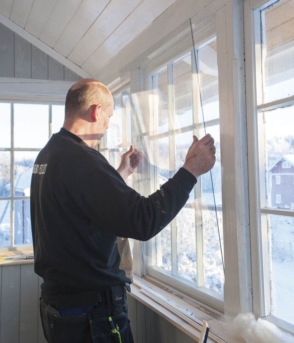 Et effektivt tiltak dersom du ikke har plass til hengslede varevinduer er å montere glass i en ramme som skrus fast i yttervinduets ramme.