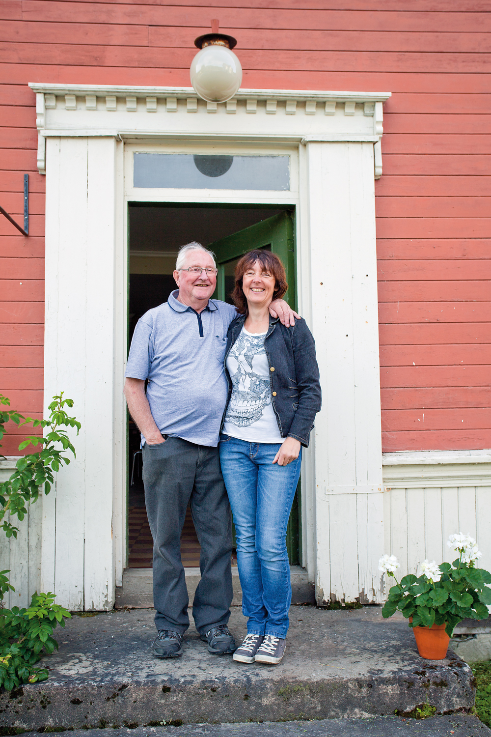 Hans Olav og Wigdis på trappa.