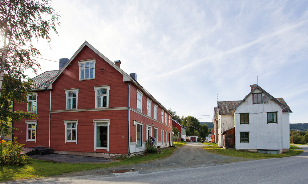 Stiftelsen eier både den rødmalte forretningsgården fra 1902 og bolighuset fra 1920-tallet hvor det var lager. Et av vinduene er sikret med jerngitter. Stabburet som hører til like på oppsiden av butikken. På hitsiden av veien ligger Hovin stasjon. 