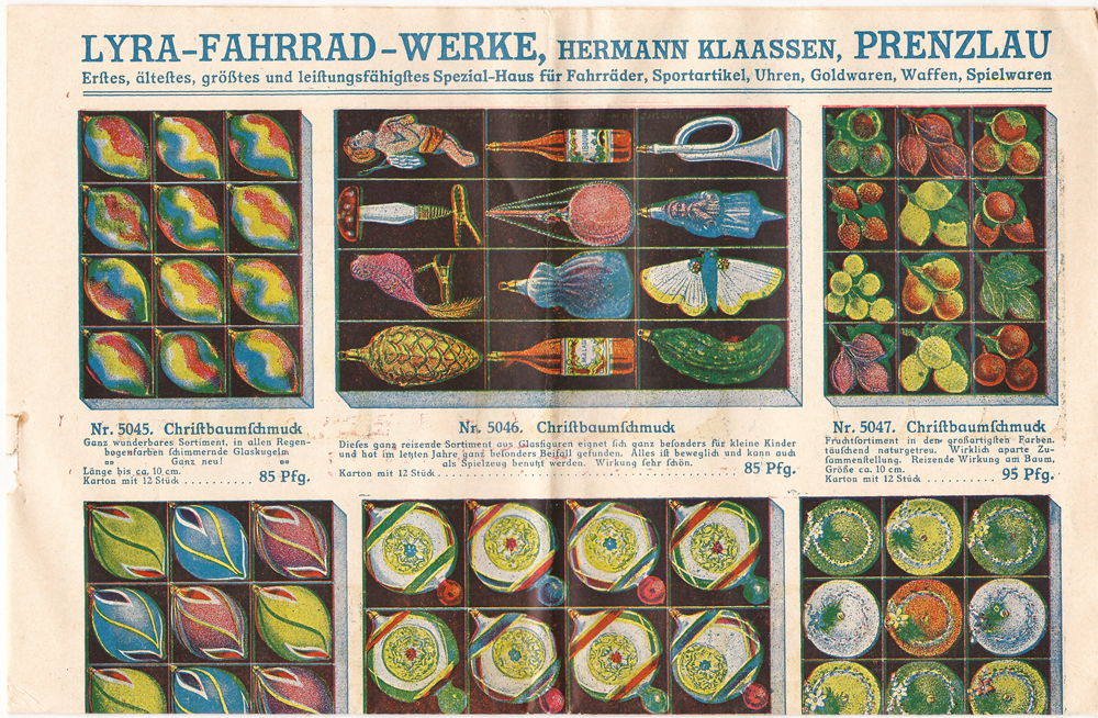 Dette utklippet av en gammel tysk katalog fra 1909 viser blant annet en «Weihnachtsgurke», kuler, kongler, sopp,sommerfugl, frukt og en fugl.