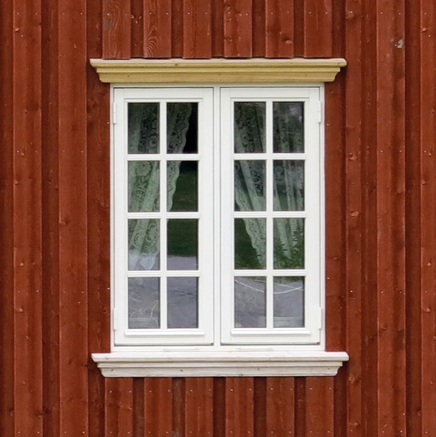 Denne masseproduserte vinduskopien har malte aluminiumsbeslag, enkle kraftige hengsler og falske sprosser. Legg merke til at lysåpningen blir endel mindre enn på originalen til venstre. Livløse glassruter og utenpåliggende kroker.