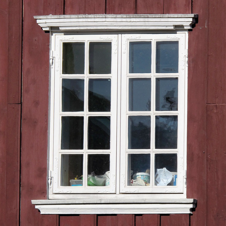 En spesialbestilt vinduskopi i kjerneved, laget av en dyktig håndverker. Legg merke til detaljene på beslaget. Her er det ingen skjemmende aluminiumslist og lysåpningen er noe større.