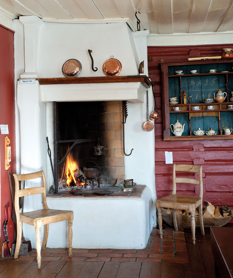 Det gamle Østfold-kjøkkenet har også en grue med vindskjærding til å henge grytene på. 