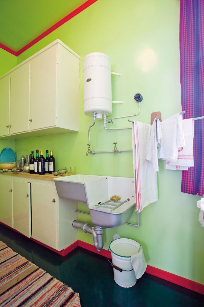 Leiligheten anno 1935 har varmtvannstank montert på veggen, oppvaskkum og utslagsvask. 
