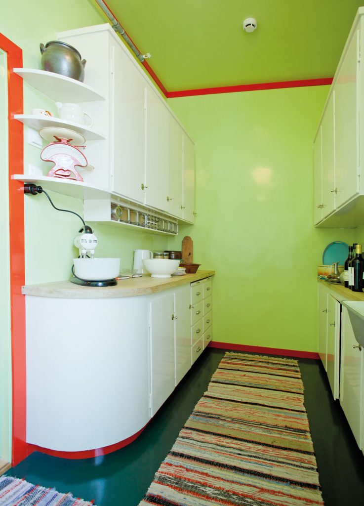 Kjøkkenet i Evelyn Bergs leilighet i Wesselsgate på Norsk Folkemuseum har en spenstig fargekombinasjon. Veggene er eplegrønne, listverket «lakkrødt» og på gulvet er det grønn linoleum. Kjøkkenet anno 1935 er et tysk «laboratoriekjøkken», litet og kompakt med tanke på at arbeidet skulle utføres så rasjonelt som mulig. Kjøkkenet har kjøleskap og magasinkomfyr (bilde til høyre) Leiligheten hadde en egen spisestue. 