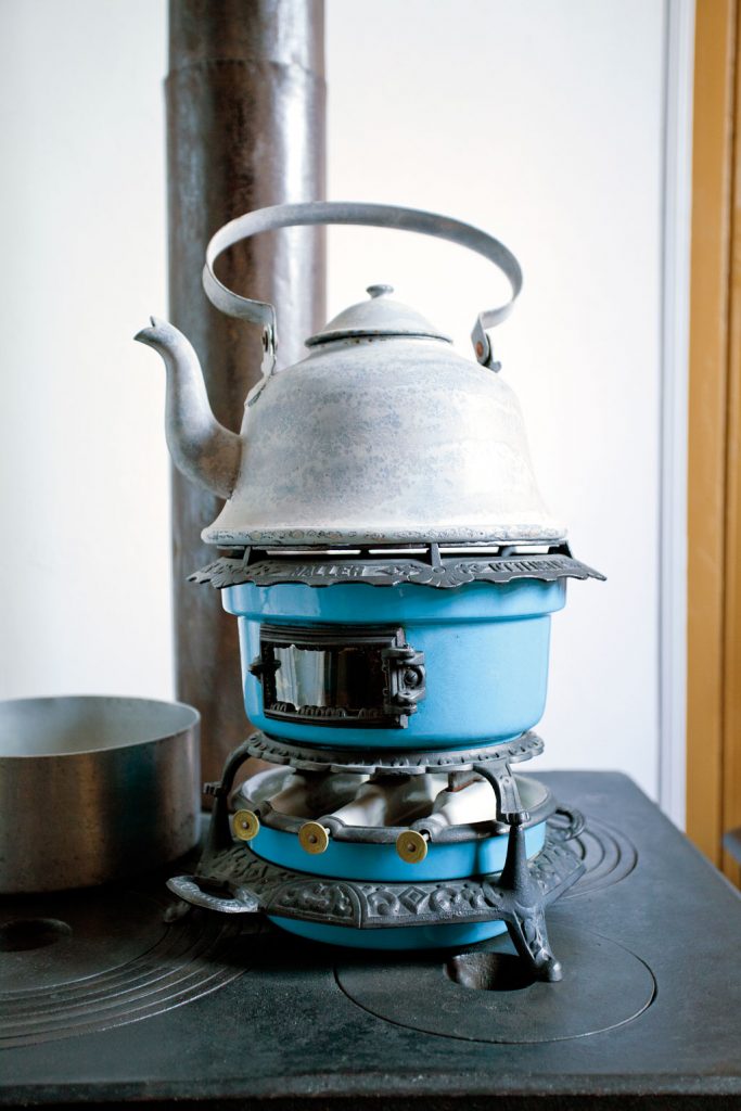 «Beatricen», en frittstående parafinbrenner, gjorde det mulig å koke kaffe uten å fyre opp. Fra familien Ødegaards kjøkken, anno 1905.