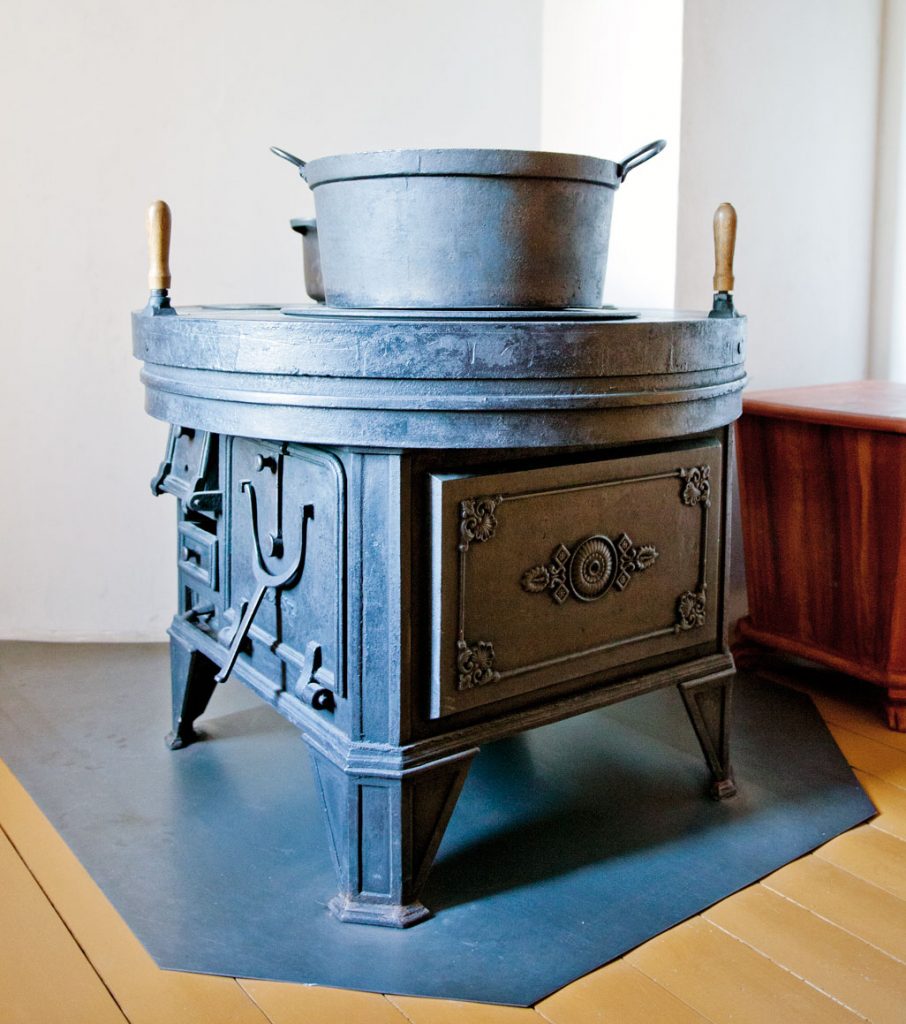 Den runde jernkomfyren i familien Helmers leilighet anno 1879 i Wesselsgate på Norsk Folkemuseum.