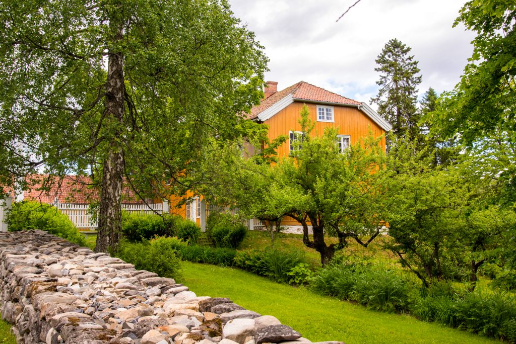 Lauritz Weidemann anla en 30 mål stor park rundt hovedbygningen på Stenberg. Lysthusene ligger i parkens nordøstre og sørøstre hjørne.