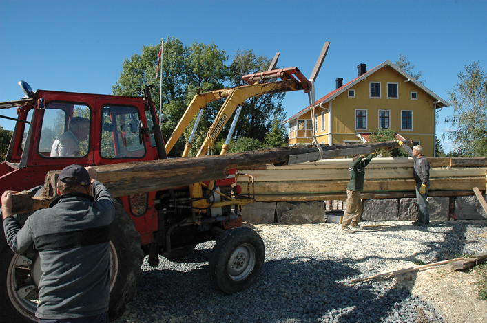 10 meter lang stokk løftes på plass med traktor, så langt det lar seg gjøre.