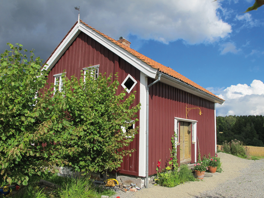 og etter flytting og gjenoppføring, fotografert sommeren 2010, fra samme vinkel! Panelet på fasaden er det samme som på før bildet, bortsett fra et par bord som måtte skiftes!