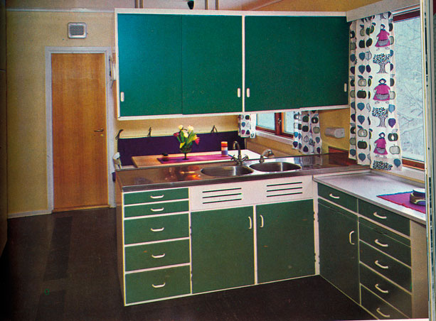 Mørkegrønn kjøkken-innredning anno 1968. Vist fram i Nye Bonytt. Kjøkkenet var i følge bildeteksten beregnet på en familie på fire pluss hushjelp og hadde en god planløsning med adskilt spiseplass. Foto: Rude/Nygren.