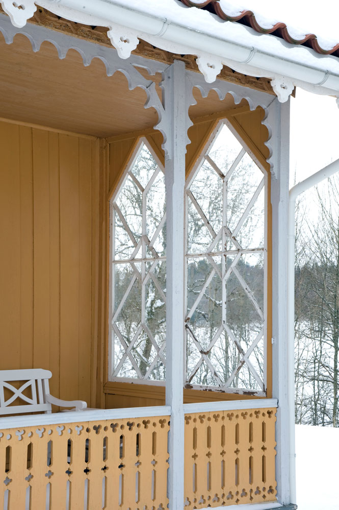 Åpen glassveranda i sveisterstil med gotiske vinduer. 