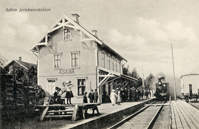 Stasjonsbygninger i siste halvdel av 1800-t. ble gjerne oppført i  sveitserstil. Parti fra Askim stasjon, oppført I 1882, med damplokomotiv. 