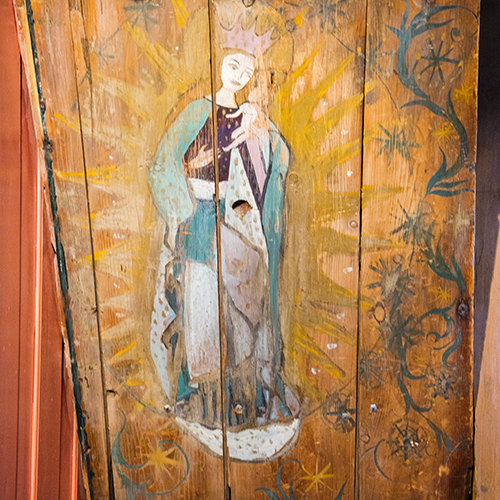 Elas «Madonna med barnet» er malt på undersiden av trappa på kjøkkenet.