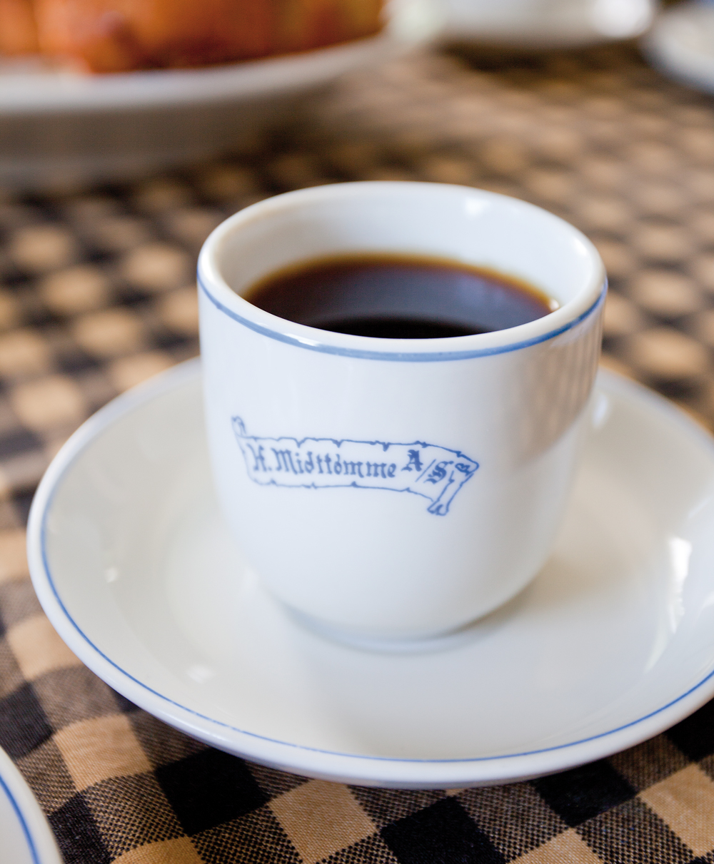 Kaffekopp med Midttømme A/S-logo